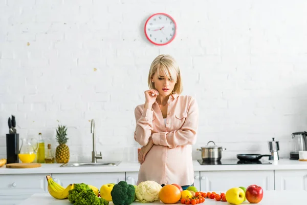 Nachdenkliche Blonde Schwangere Schaut Sich Obst Und Gemüse — Stockfoto