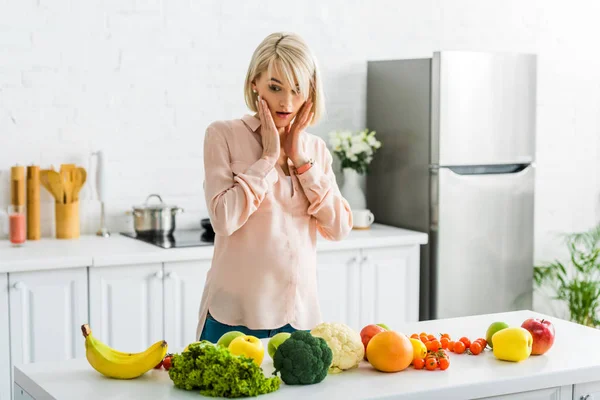 Verrast Blonde Zwangere Vrouw Kijken Naar Groenten Fruit — Stockfoto