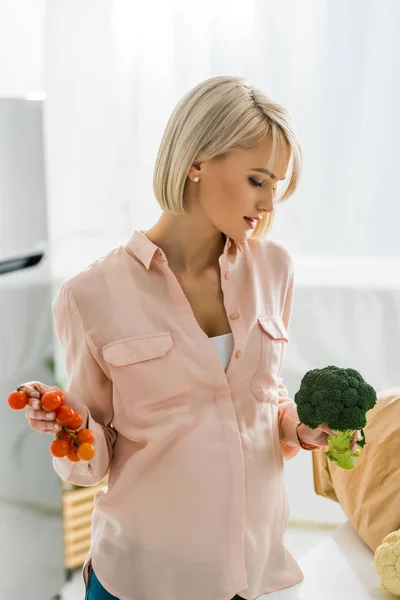 Atractiv Blondă Femeie Însărcinată Uitându Broccoli Organic — Fotografie, imagine de stoc