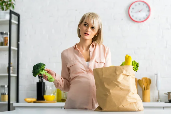 Aantrekkelijke Blonde Zwangere Vrouw Die Broccoli Buurt Van Papieren Zak — Stockfoto