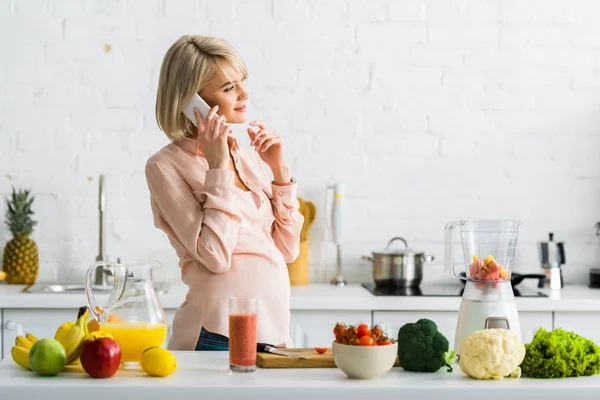 Blonde Pregnant Woman Talking Smartphone Kitchen — Stock Photo, Image