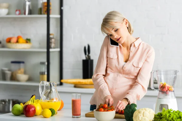 Mujer Embarazada Rubia Hablando Teléfono Inteligente Cocina Cerca Frutas Verduras — Foto de Stock