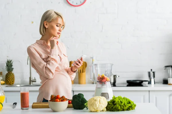 Mulher Grávida Loira Usando Smartphone Cozinha Perto Tomates Cereja Placa — Fotografia de Stock