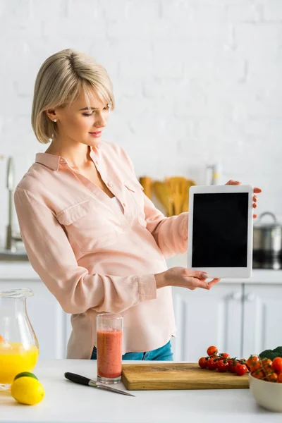 Joven Embarazada Sosteniendo Tableta Digital Con Pantalla Blanco — Foto de Stock