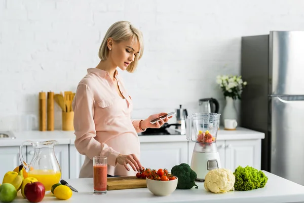 Gravid Blond Kvinna Som Håller Smartphone Köket Med Frukt Och — Stockfoto