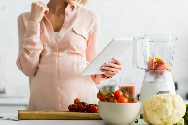 Vista Recortada Mujer Embarazada Joven Utilizando Tableta Digital Cocina — Foto de Stock