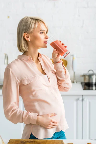 Attractive Blonde Pregnant Woman Drinking Smoothie Kitchen — Stock Photo, Image