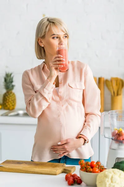 Blondă Gravidă Care Bea Smoothie Lângă Legume Bucătărie — Fotografie, imagine de stoc