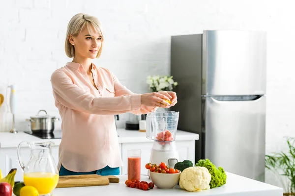 Blonde Schwangere Junge Frau Bereitet Essen Küche — Stockfoto