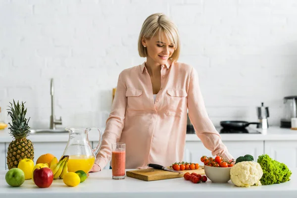 Mujer Embarazada Rubia Mirando Los Ingredientes Cocina — Foto de Stock