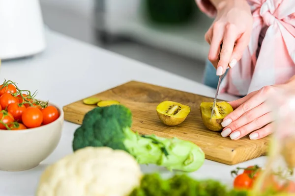 Vista Ritagliata Ragazza Taglio Kiwi Frutta Vicino Ingredienti Cucina — Foto Stock
