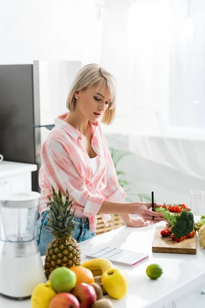Blonde Girl Holding Pen Organic Broccoli Ingredients Kitchen — Stock Photo, Image