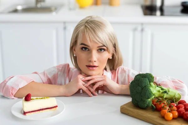Blondes Mädchen Blickt Nahe Untertasse Mit Süßem Kuchen Und Bio — Stockfoto