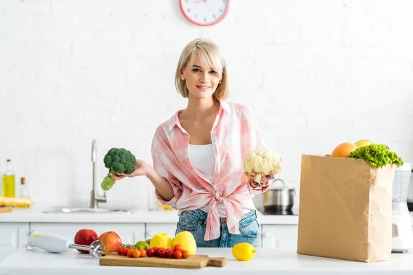 Menina Loira Alegre Segurando Couve Flor Brócolis Cozinha — Fotografia de Stock