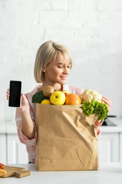 Vrolijke Blonde Vrouw Holding Smartphone Met Leeg Scherm Buurt Van — Stockfoto