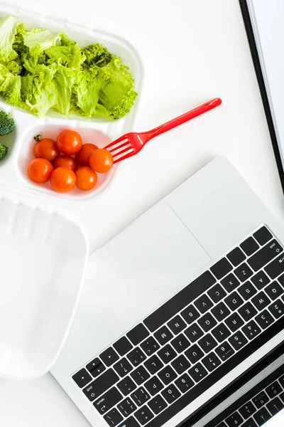 Top View Takeaway Box Organic Vegetables Laptop — Stock Photo, Image