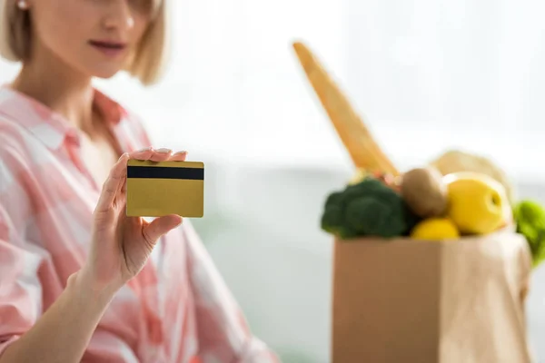 Cropped View Woman Holding Credit Card Groceries — Stock Photo, Image