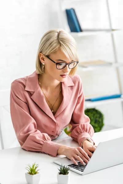 Jeune Pigiste Blonde Dans Des Lunettes Dactylographie Sur Ordinateur Portable — Photo