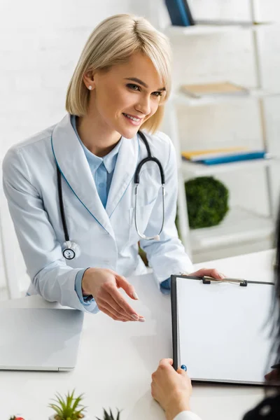 Cheerful Blonde Nutritionist White Coat Giving Blank Clipboard Patient — Stock Photo, Image