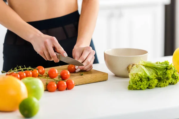 Vista Recortada Mujer Que Corta Tomates Rojos Cereza Tabla Cortar —  Fotos de Stock