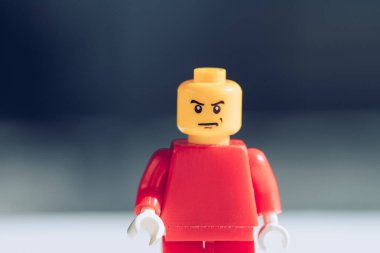 Kiev, Ukrayna - 15 Mart 2019: kopya alanı ile karanlık kızgın yüzü ile kırmızı lego rakam