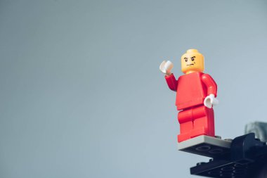 Kiev, Ukrayna - 15 Mart 2019: kırmızı lego figürü, kopya alanı ile gri üzerinde izole kızgın yüz