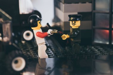 Kiev, Ukrayna - 15 Mart 2019: şapka rüşvet polis heykelcik altın sikke ile lego sürücü rakam