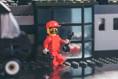 Kiev, Ukrayna - 15 Mart 2019: kırmızı lego işçi heykelcik şapka tutan anahtar ve takım kutusu yakın bina lego blokları yapılmış