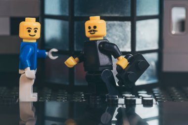 Kiev, Ukrayna - 15 Mart 2019: müzik boombox ve gülen yüz ile heykelcik ile lego minifigure yakın görünümü