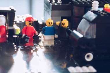 Kiev, Ukrayna - 15 Mart 2019: güneş ışığı ile servis istasyonunda çalışan lego minifigures