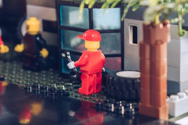 Kiev, Ukrayna - 15 Mart 2019: Lego mekanik heykelcik seçici odak anahtarı ile kırmızı