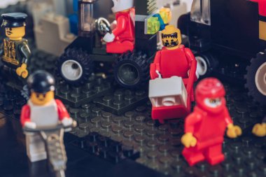 Kiev, Ukrayna - 15 Mart 2019: Diğer lego minifigures yakın yandan kamyon üzerinde kutu taşıyan lego postacı figürü seçici Odak