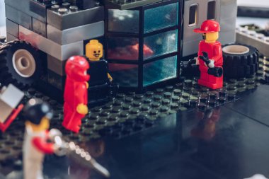 Kiev, Ukrayna - 15 Mart 2019: servis istasyonunda çalışan araçlarla lego minifigures