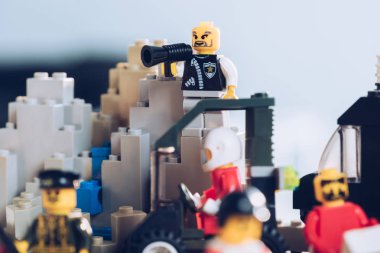 Kiev, Ukrayna - 15 Mart 2019: Lego polis memuru heykelcik seçici Odak diğer rakamlar da ağızlık bağırarak