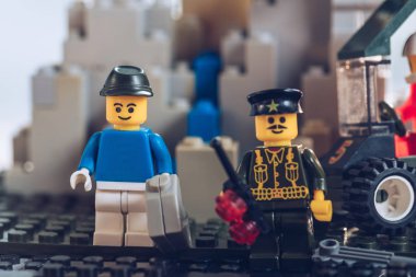 Kiev, Ukrayna - 15 Mart 2019: Lego polis heykelcik ve oyuncak benzinli heykelcik Seçici Odak olabilir