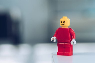 Kiev, Ukrayna - 15 Mart 2019: kopya alanı ile gri kızgın yüzü ile kırmızı lego figürü seçici odak