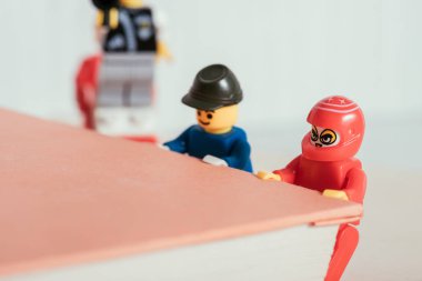 Kiev, Ukrayna - 15 Mart 2019: kitap taşıyan plastik lego minifigures seçici odak