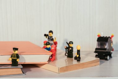 Kiev, Ukrayna - 15 Mart 2019: plastik lego minifigures silah ve ağızlık ile bekçi figürleri yakınında kitap taşıyan