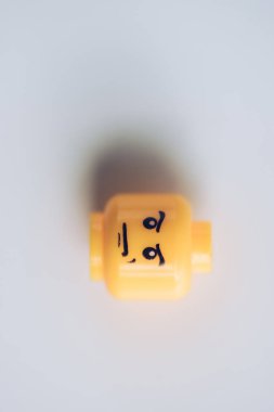 Kiev, Ukrayna - 15 Mart 2019: kopya alanı ile beyaz kızgın yüzü ile kırmızı lego heykelcik baş üst görünümü