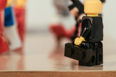 Kiev, Ukrayna - 15 Mart 2019: kopya alanı ile masada siyah holding boombox lego figurine
