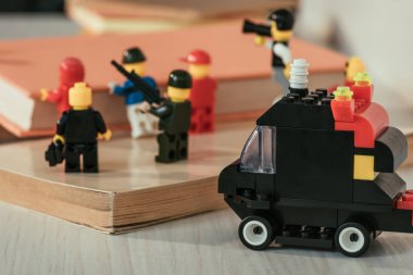 Kiev, Ukrayna - 15 Mart 2019: silah ve ağızlık ile bekçi figürleri yakınında kitap taşıyan plastik lego minifigures yakın görünümü