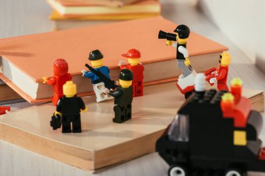 Kiev, Ukrayna - 15 Mart 2019: plastik lego minifigures silah ve ağızlık ile bekçi figürleri yakınında kitap taşıyan