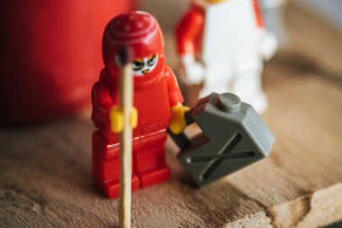 Kiev, Ukrayna - 15 Mart 2019: benzin ve maç kutu ile plastik lego heykelcik görünümü yakın