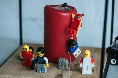 Kiev, Ukrayna - 15 Mart 2019: Lego karakterlerinin halatla kırmızı muma tırmanmasının yakın görünümü