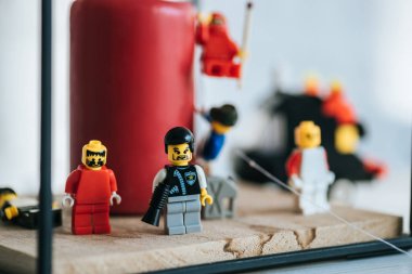 Kiev, Ukrayna - 15 Mart 2019: kopya alanı ile mum yanında duran lego karakterlerin seçici odak