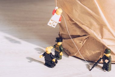 Kiev, Ukrayna - 15 Mart 2019: plastik lego heykelcik halat tırmanırken silah ile duran oyuncak polisler 
