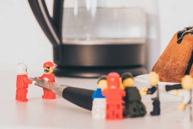Kiev, Ukrayna - 15 Mart 2019: Beyaz metal bıçak taşıyan plastik lego heykelciklerin yakından görünümü