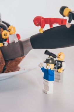 Kiev, Ukrayna - 15 Mart 2019: plastik lego minifigures bıçak ile pasta kesme yakından görünümü