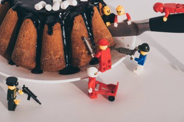 Kiev, Ukrayna - 15 Mart 2019: plastik lego minifigures bıçakla lezzetli pasta kesme