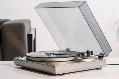 evde beyaz masada vintage vinil kayıt çalar